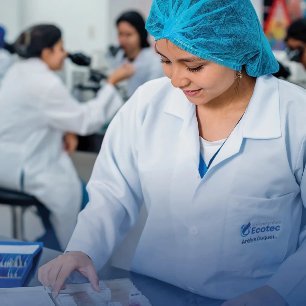 Investigadora de la Universidad ECOTEC analizando muestras en laboratorio
