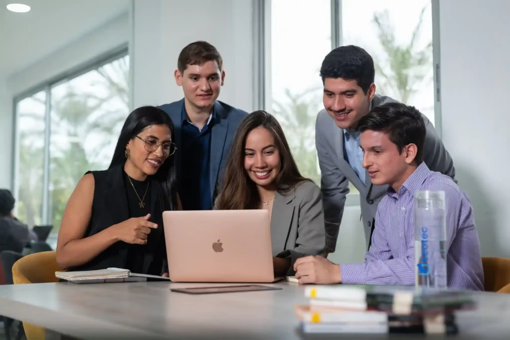 Equipo de estudiantes trabajando frente a una computadora