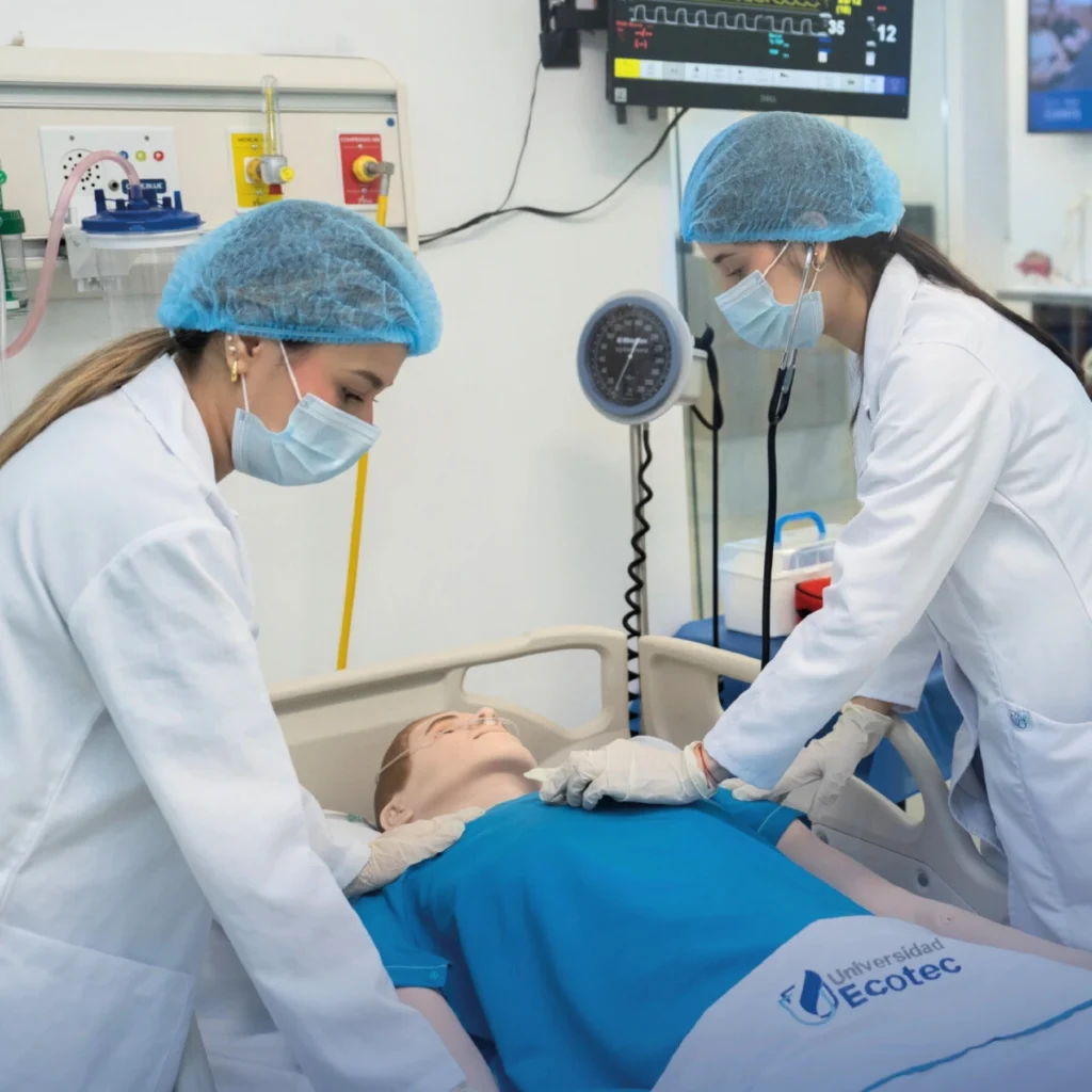 Estudiantes de ciencias de la salud en prácticas de simulación clínica