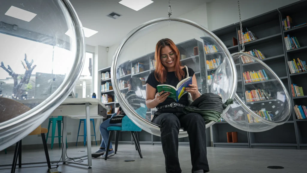 Estudiante leyendo en la biblioteca del campus ECOTEC
