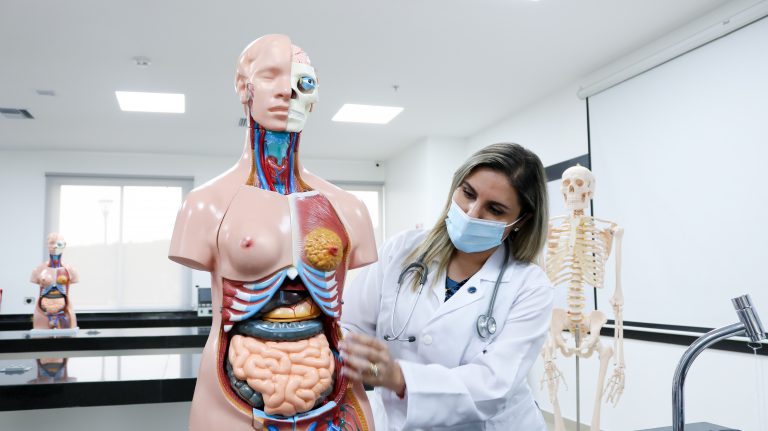 Carrera universitaria en medicina en Ecuador