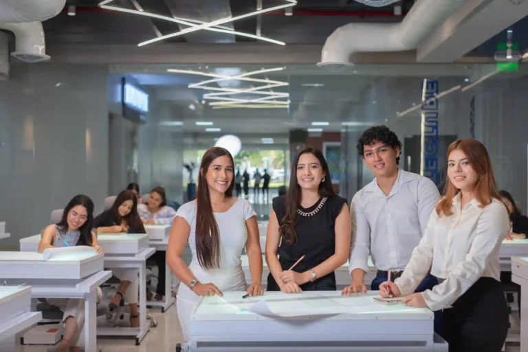 Grupo de estudiantes en campus Universidad ECOTEC