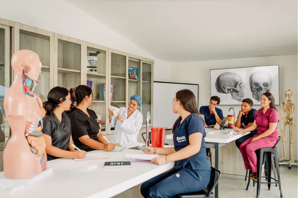Clase en aula con estudiantes trabajando