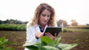 Mujer trabajando en actividades agrícolas sostenibles