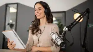 Mujer grabando contenido o podcast institucional