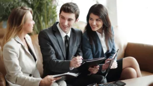 Profesionales revisando información en tablet