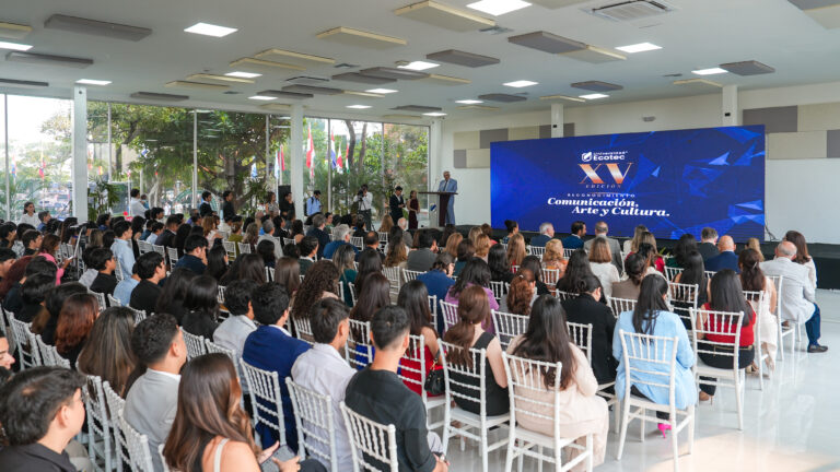 Auditorio lleno durante evento institucional ECOTEC