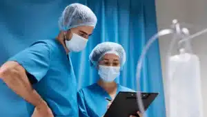 Personal médico en hospital con tablero