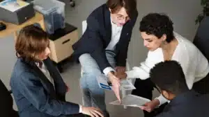 Trabajo en equipo revisando planos o documentos
