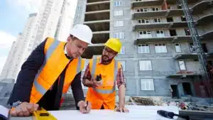 Trabajadores de construcción con cascos de seguridad