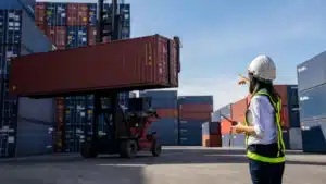 Contenedores de carga en puerto logístico