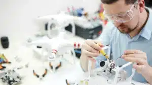 Personal trabajando en laboratorio científico