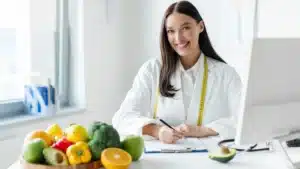 Profesional en nutrición o salud con frutas