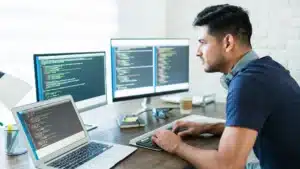 Profesionales trabajando en desarrollo de software