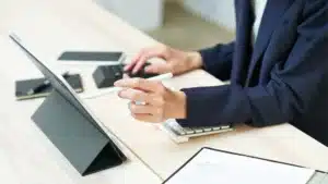 Profesional firmando documento en oficina
