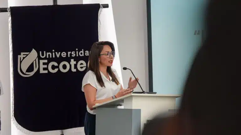 Nataly Morillo presentando en evento ECOTEC