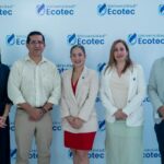 Autoridades y representantes en evento institucional ECOTEC