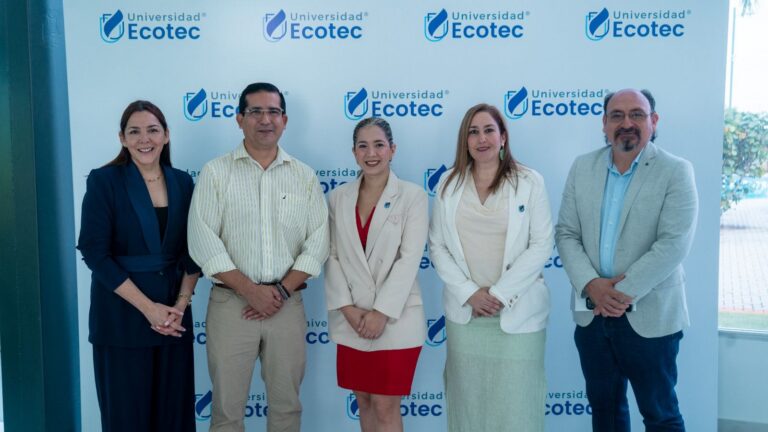 Autoridades y representantes en evento institucional ECOTEC