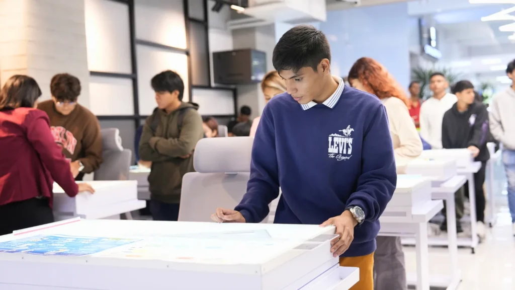 Estudiantes ECOTEC en laboratorio de impresión 3D y prototipado