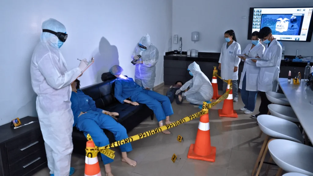 Estudiantes de Criminología ECOTEC en práctica de investigación forense