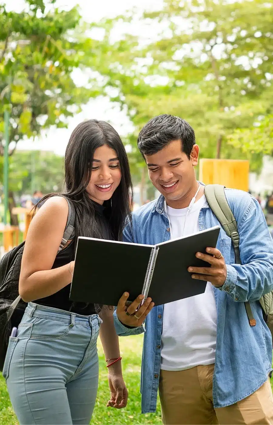 Estudiantes de grado de la Universidad ECOTEC