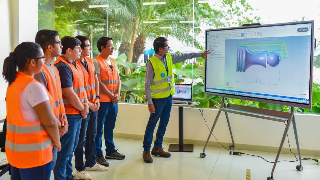 Estudiantes de ingeniería ECOTEC en visita técnica académica