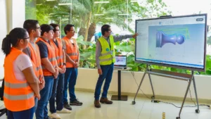 Estudiantes de ingeniería ECOTEC en visita técnica académica