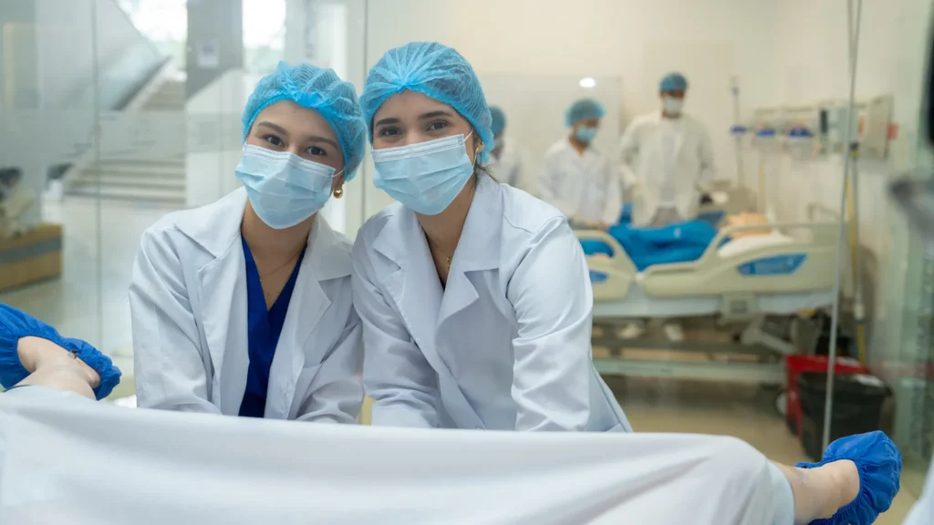 Estudiantes de Medicina ECOTEC en práctica de laboratorio clínico