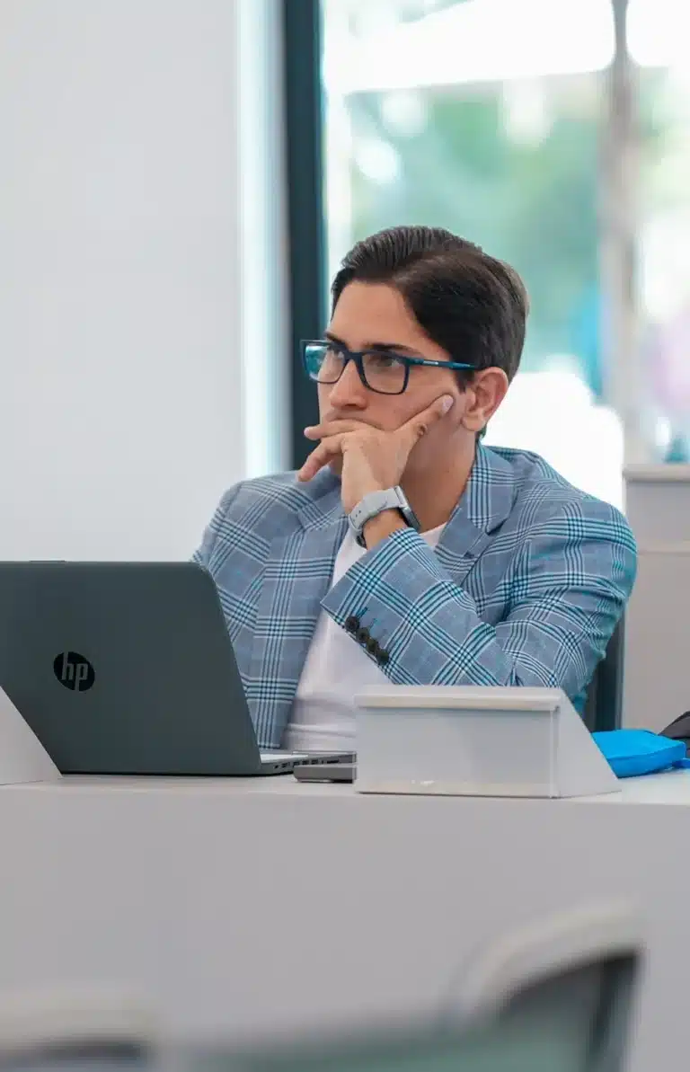 Profesional analizando información en laptop