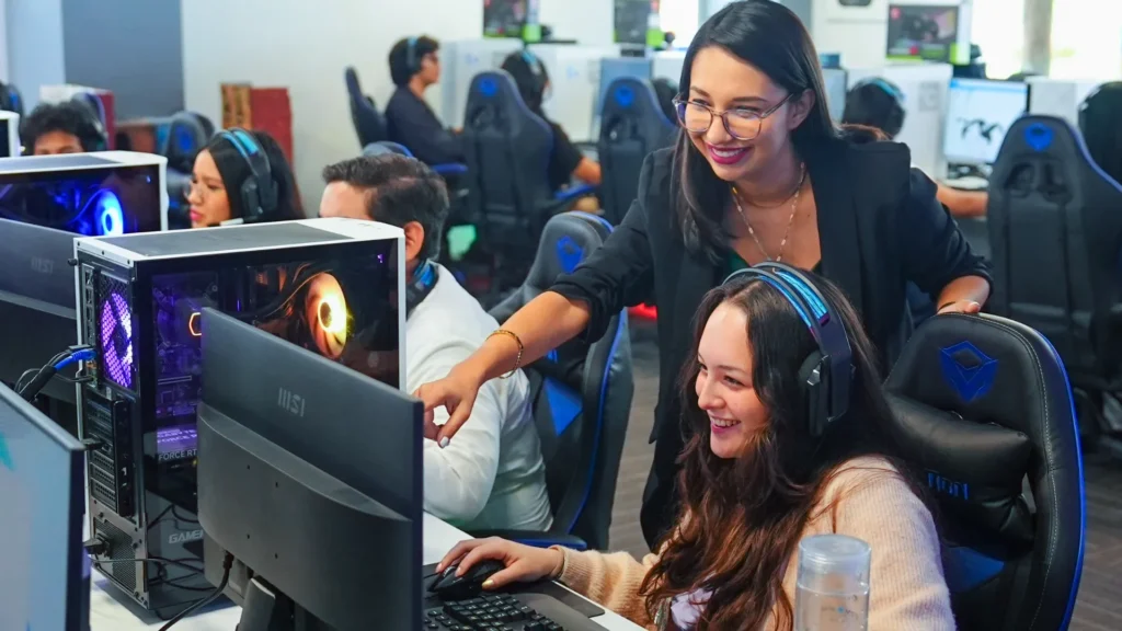 Estudiante ECOTEC en producción multimedia