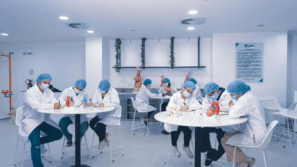 Medicine students during a lab session at the Samborondón Campus