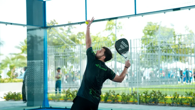 Student playing padel at the Samborondón Campus sports complex