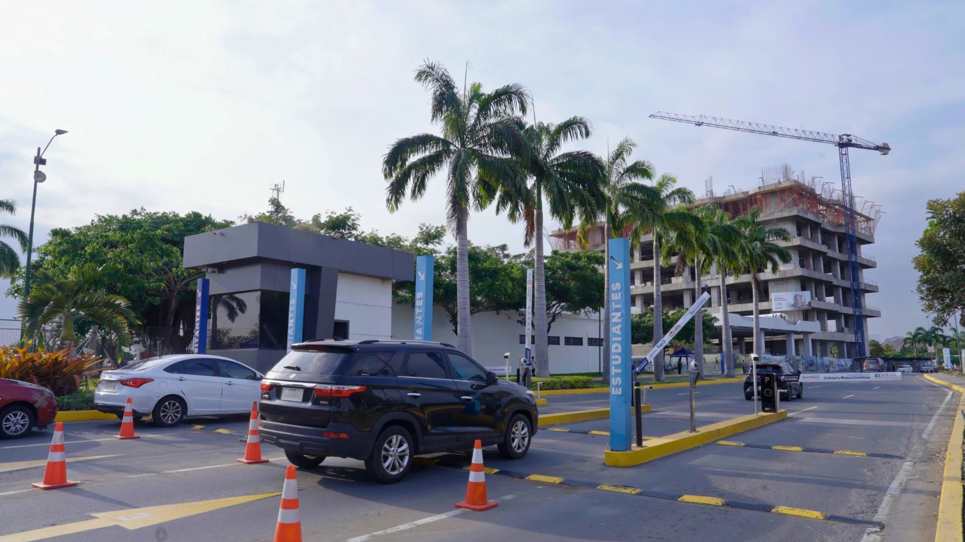 Vehicle entrance gatehouse with access control at the Samborondón Campus