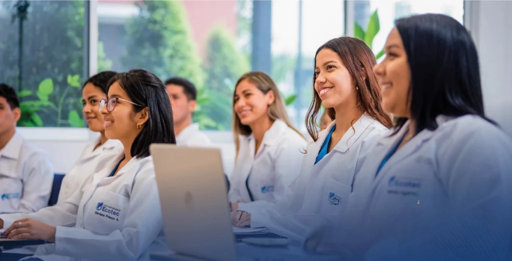Estudiantes de carreras de la salud de ECOTEC en clase práctica