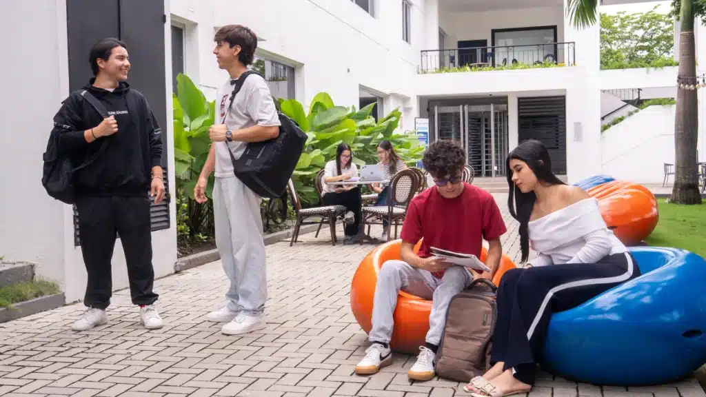 Estudiantes de ECOTEC comparten en las áreas comunes del campus La Costa