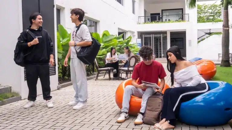 Estudiantes ECOTEC compartiendo en áreas comunes del campus universitario