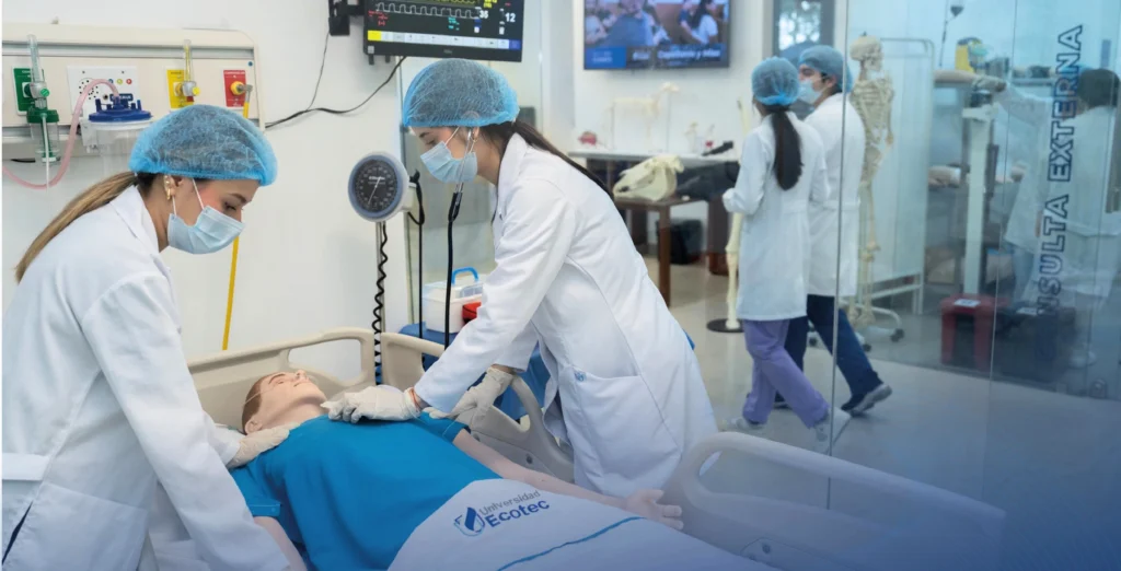 Estudiante de salud de ECOTEC en práctica con paciente simulado