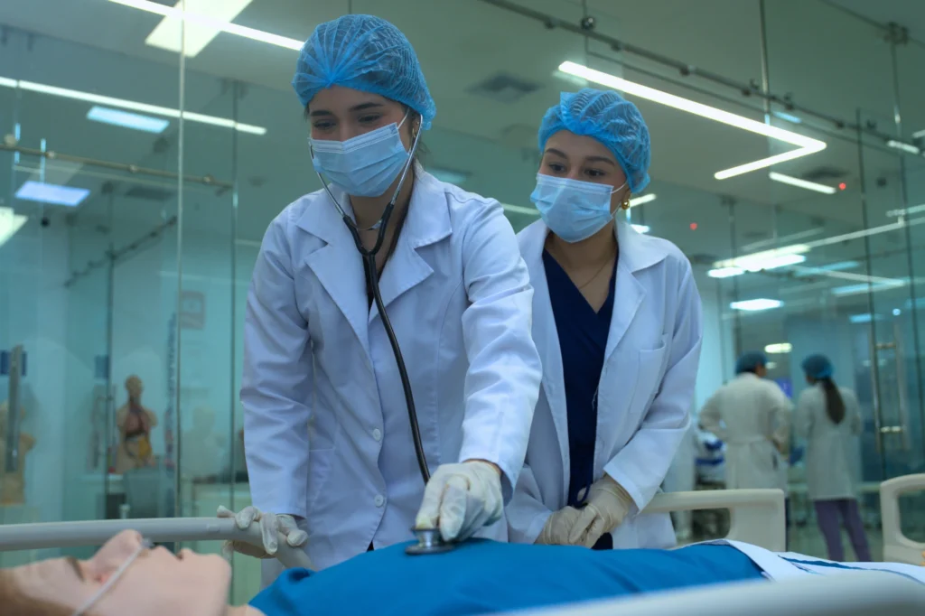 Estudiantes de Medicina de ECOTEC en una práctica clínica supervisada
