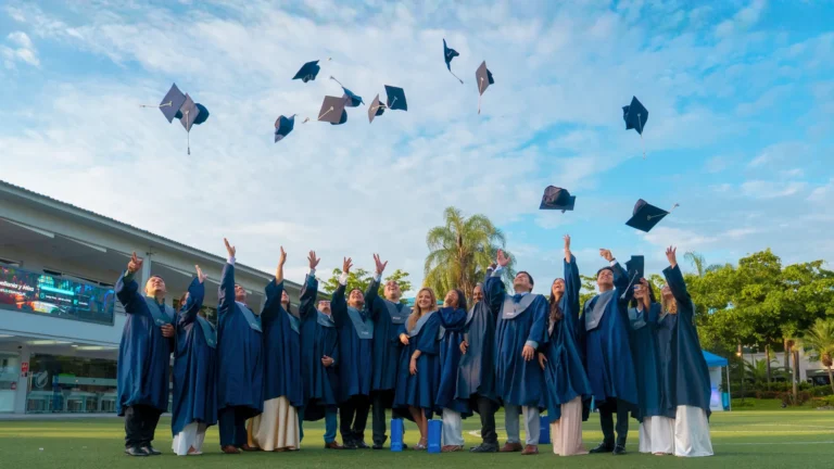 Graduados de ECOTEC lanzan sus birretes