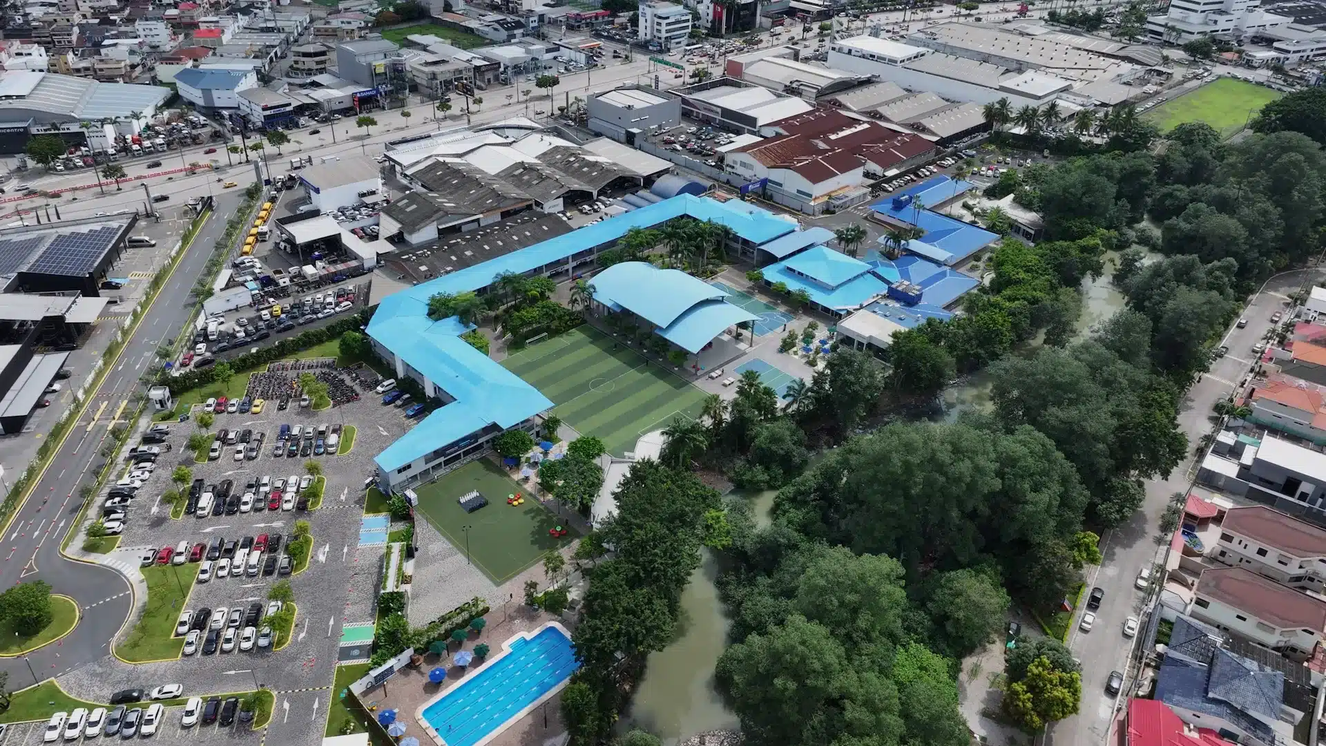 Aerial view of the sports facilities at ECOTEC University's Guayaquil Campus