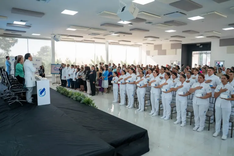 Ceremonia de imposición de cofias y brazales a estudiantes de Enfermería de ECOTEC