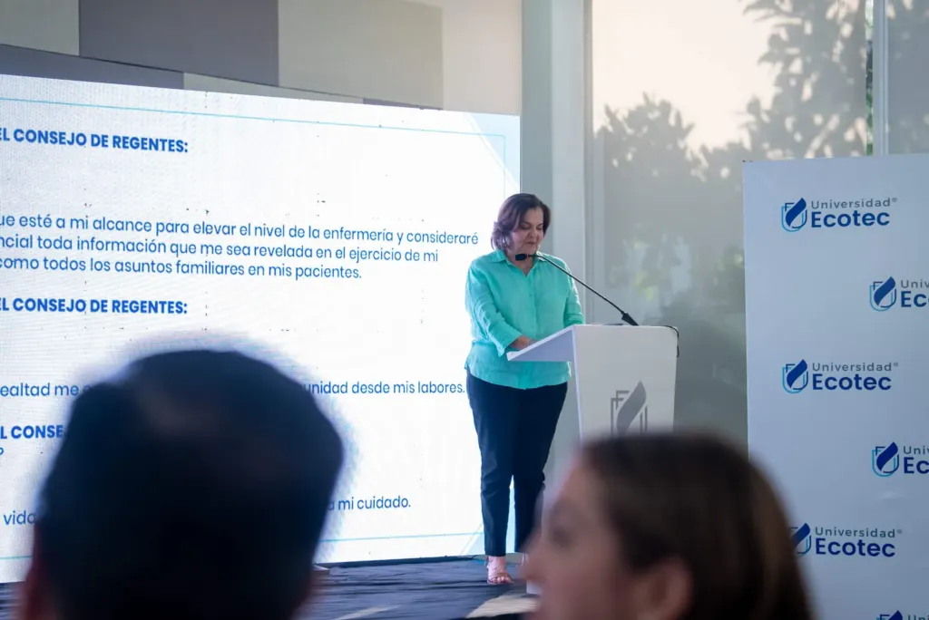 Dr. Leticia del Moral reads the Florence Nightingale Pledge at ECOTEC's Nursing ceremony