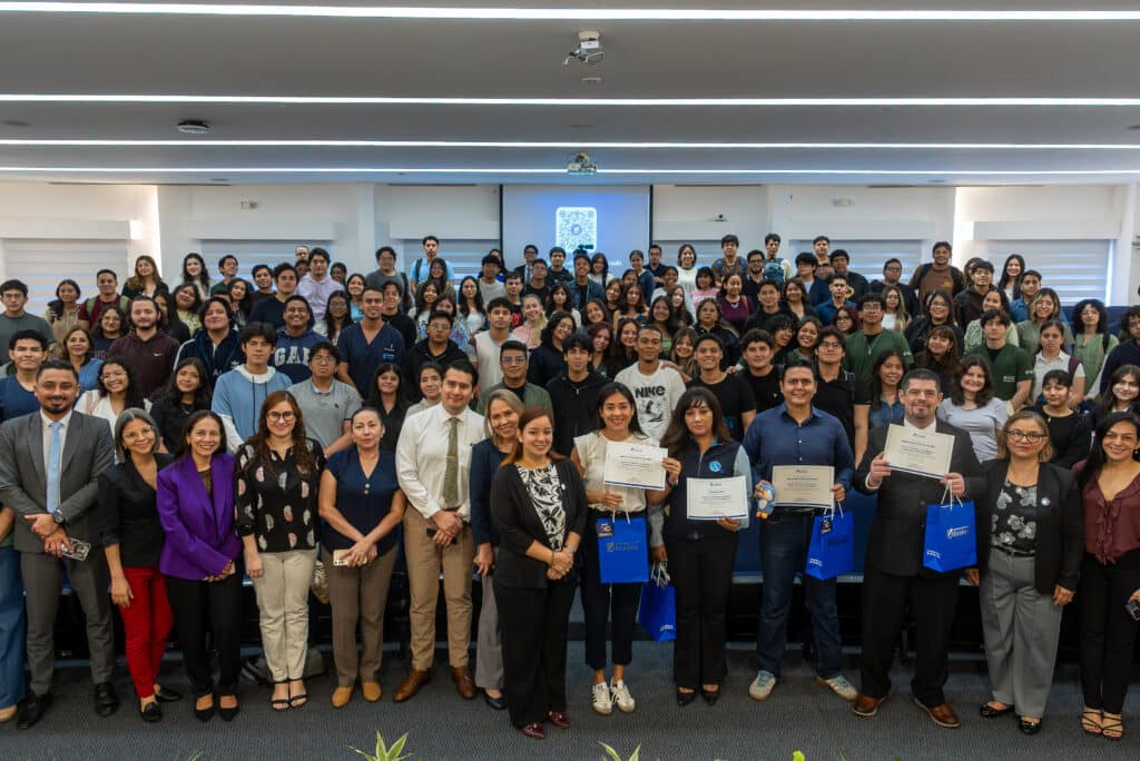 Estudiantes ECOTEC durante ceremonia de concienciación sobre el autismo
