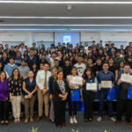 Estudiantes ECOTEC durante ceremonia de concienciación sobre el autismo