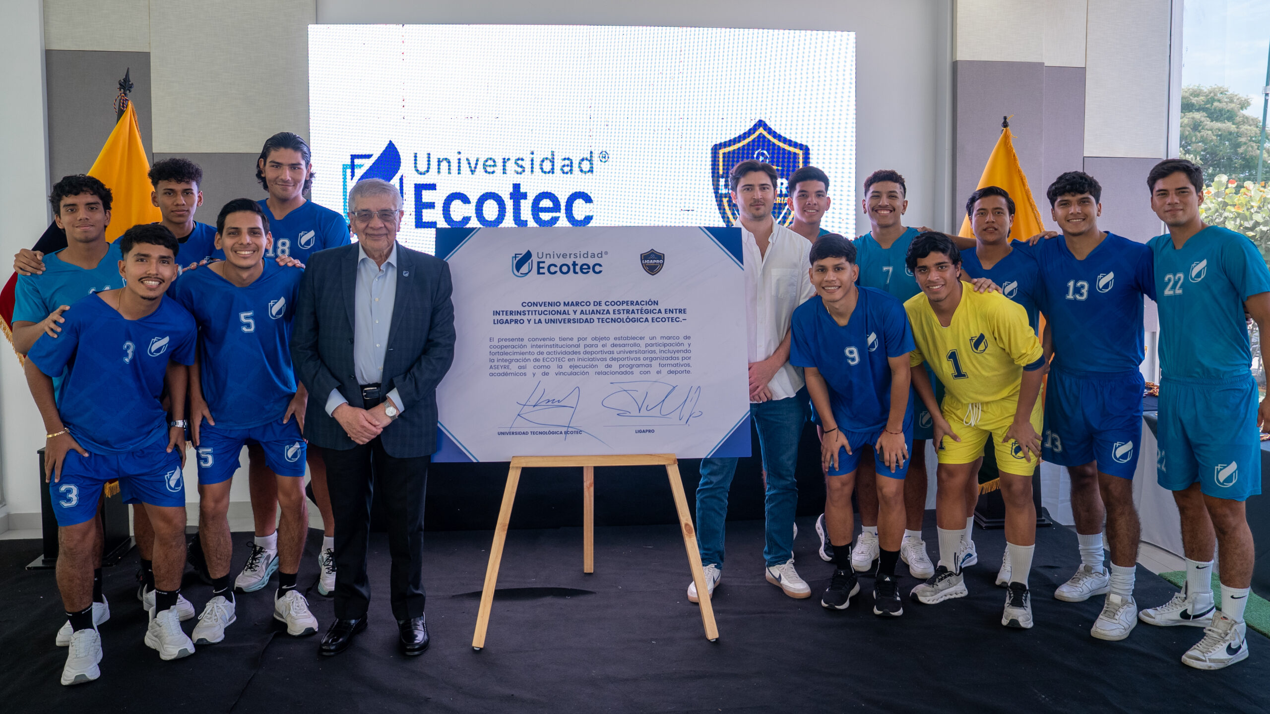 Acto institucional de la Universidad ECOTEC con autoridades académicas firma LigaPRO