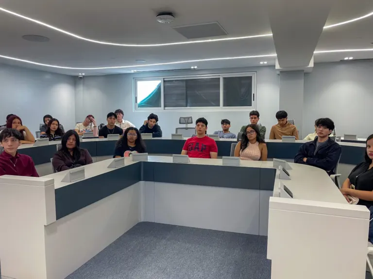 Estudiantes de ECOTEC en un aula del campus