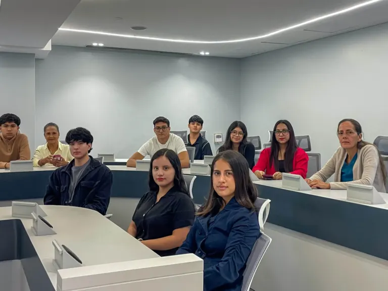 Estudiantes de ECOTEC en un aula del campus