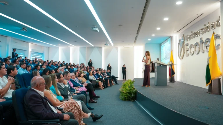 Auditorio de ECOTEC durante un evento académico