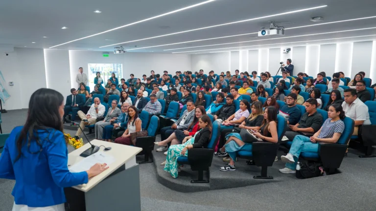 Expositora en un auditorio de ECOTEC