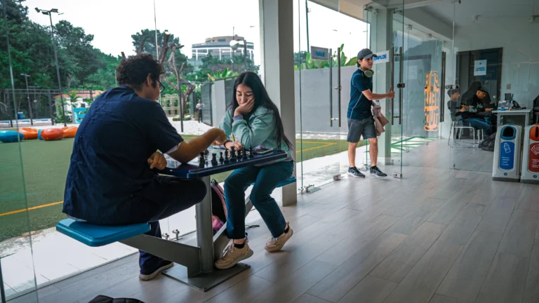 Estudiantes jugando ajedrez en las áreas comunes del campus ECOTEC